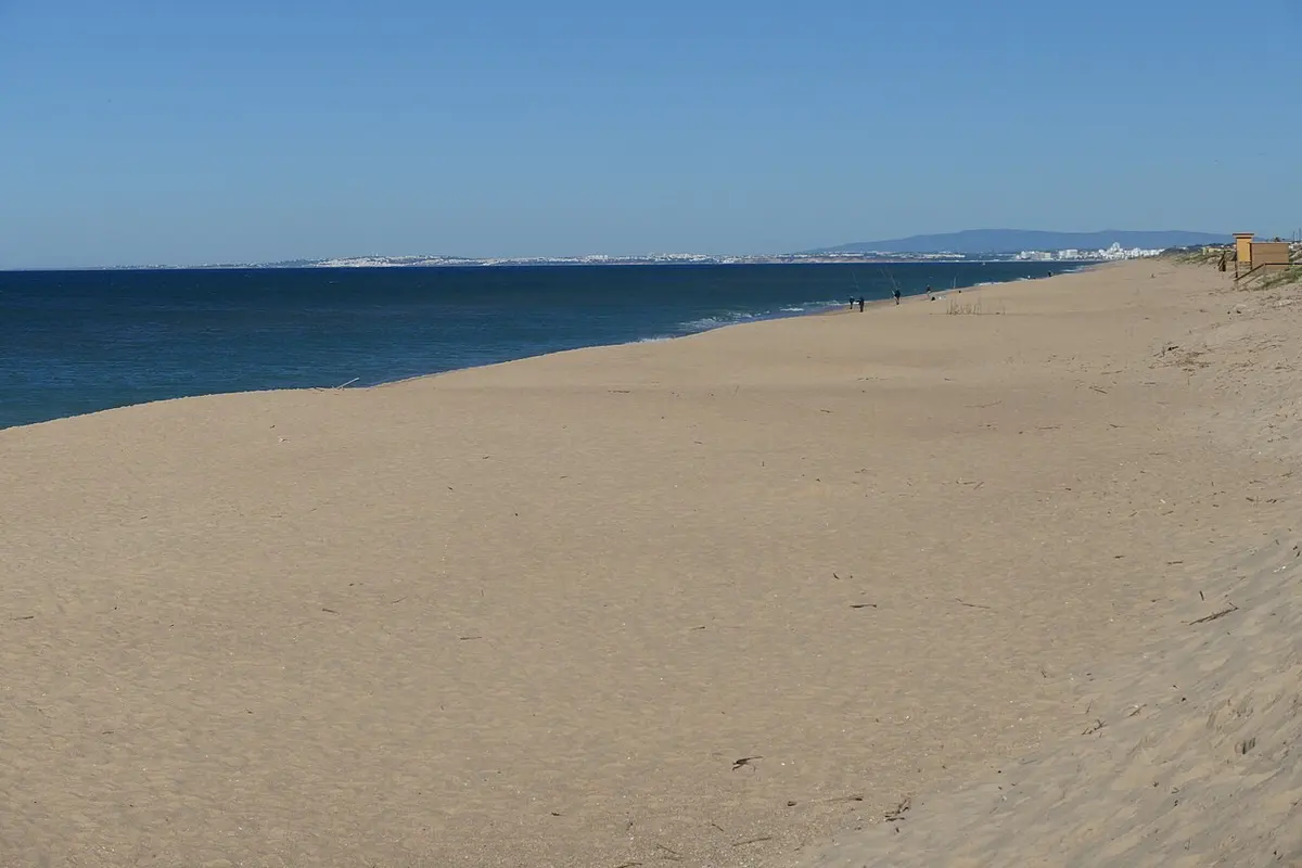 The ocean shoreline at Praia de Faro