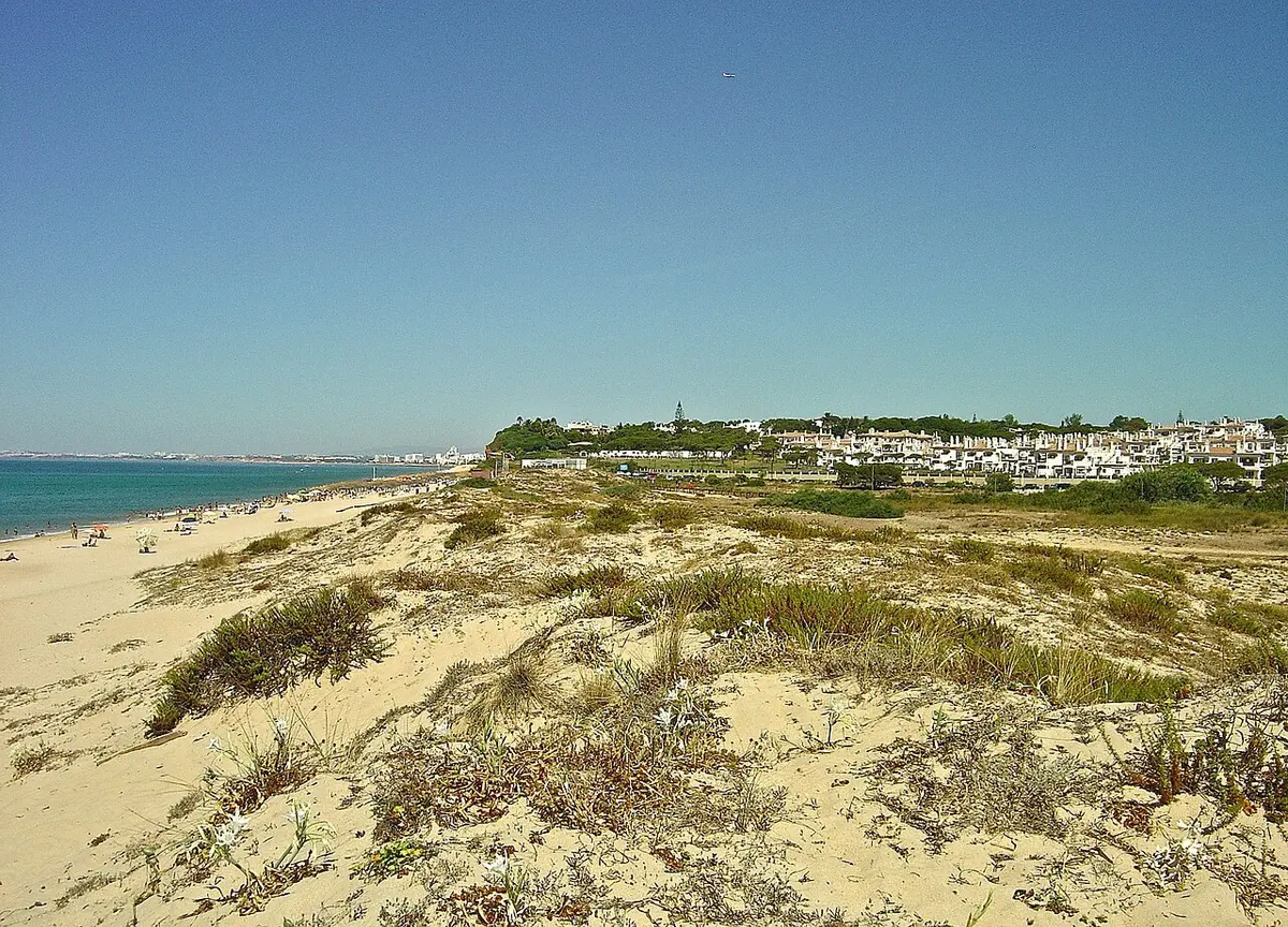 The sandy shore at Praia do Garrão on the Loulé coast