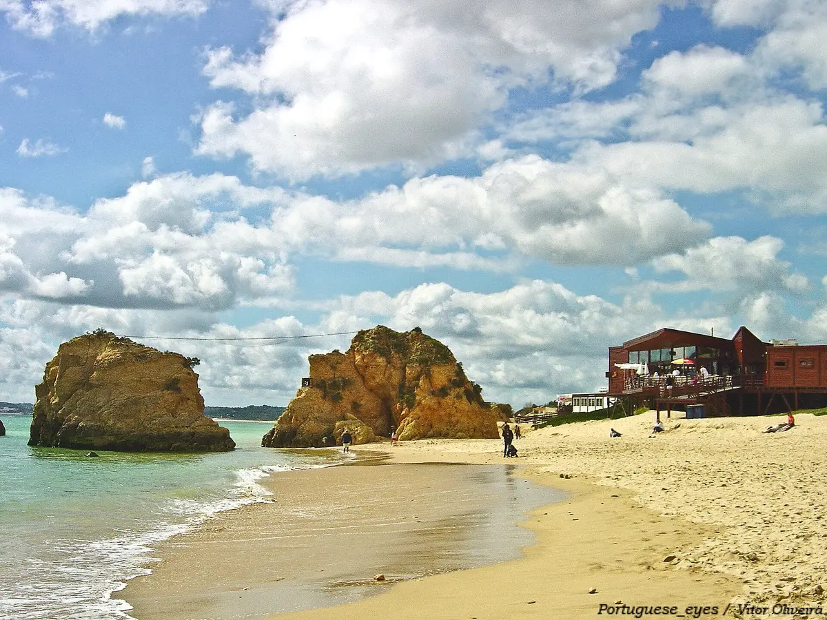 The beach and coastal setting at Praia dos Três Irmãos in the western Algarve