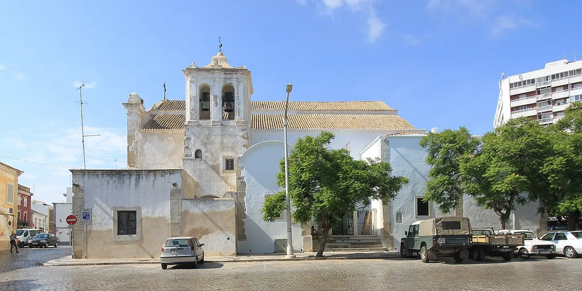 Igreja de São Pedro with its bell tower beside the square in Faro