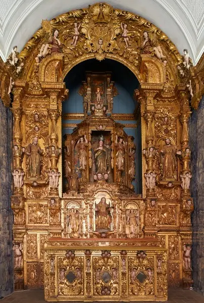 Ornate gilded carving and religious figures in the Conceição chapel’s altarpiece