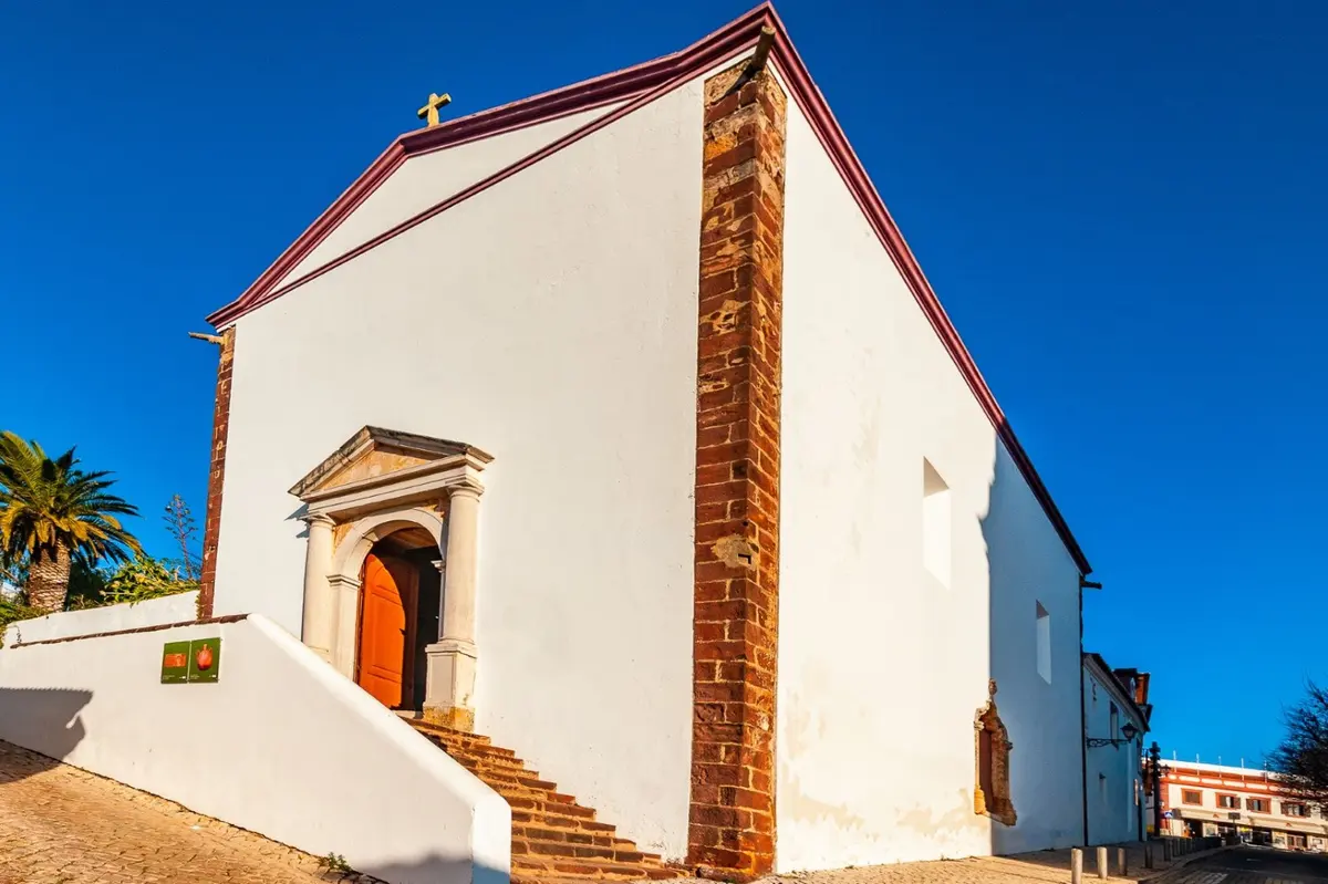 The white side walls and stone doorway of Silves’s Misericórdia church