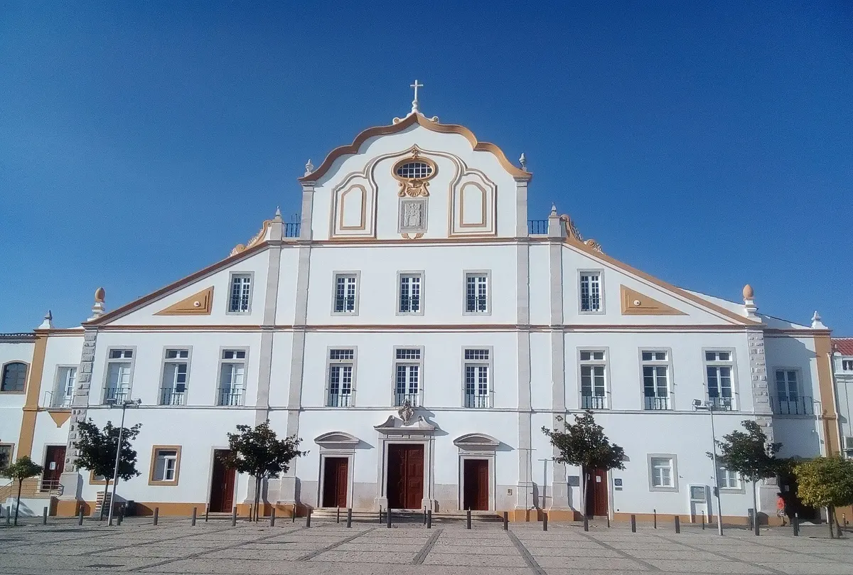 The wide façade of the Jesuit college church facing Praça da República in Portimão