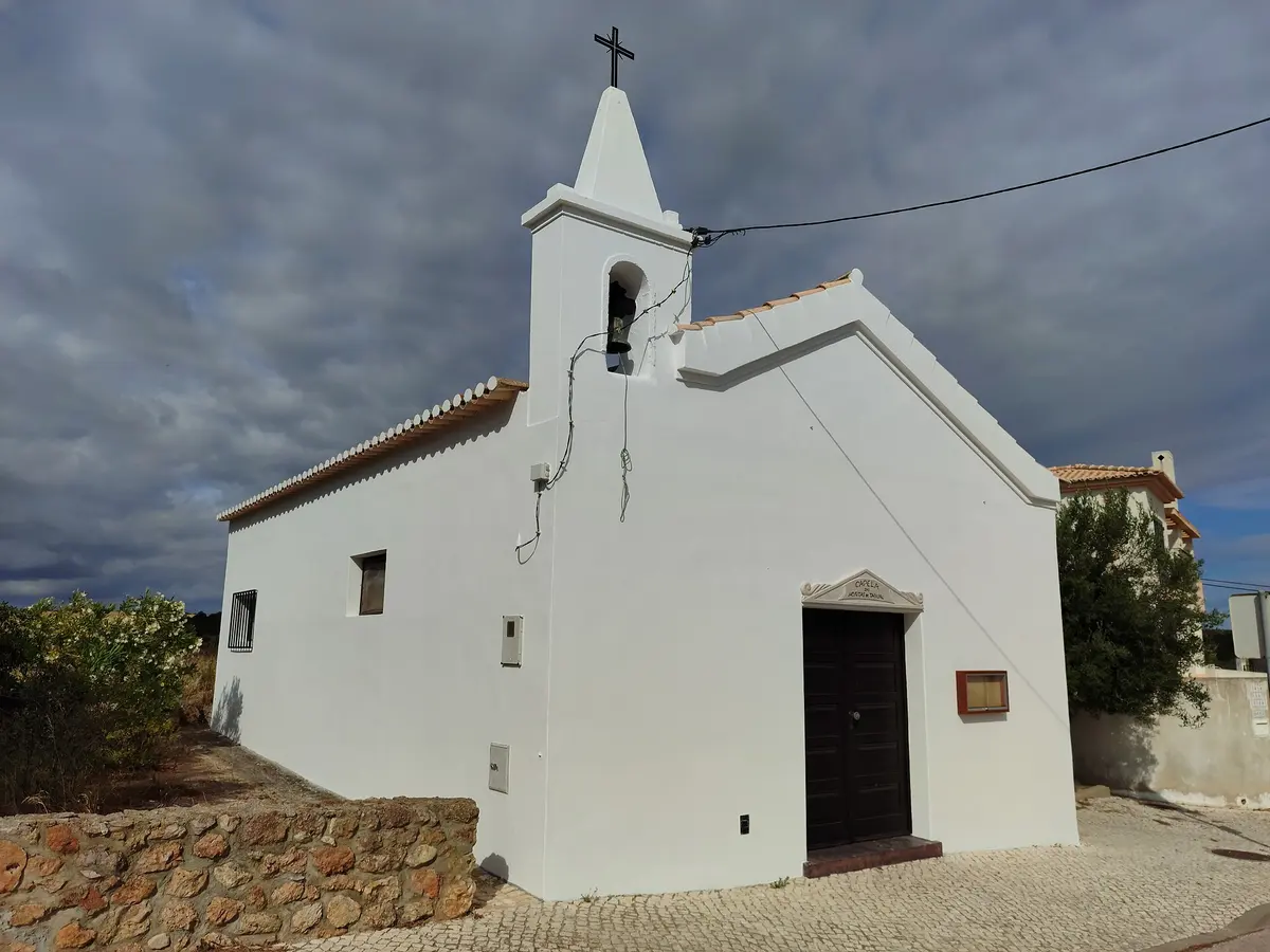 The simple white chapel and bell gable at Hortas do Tabual