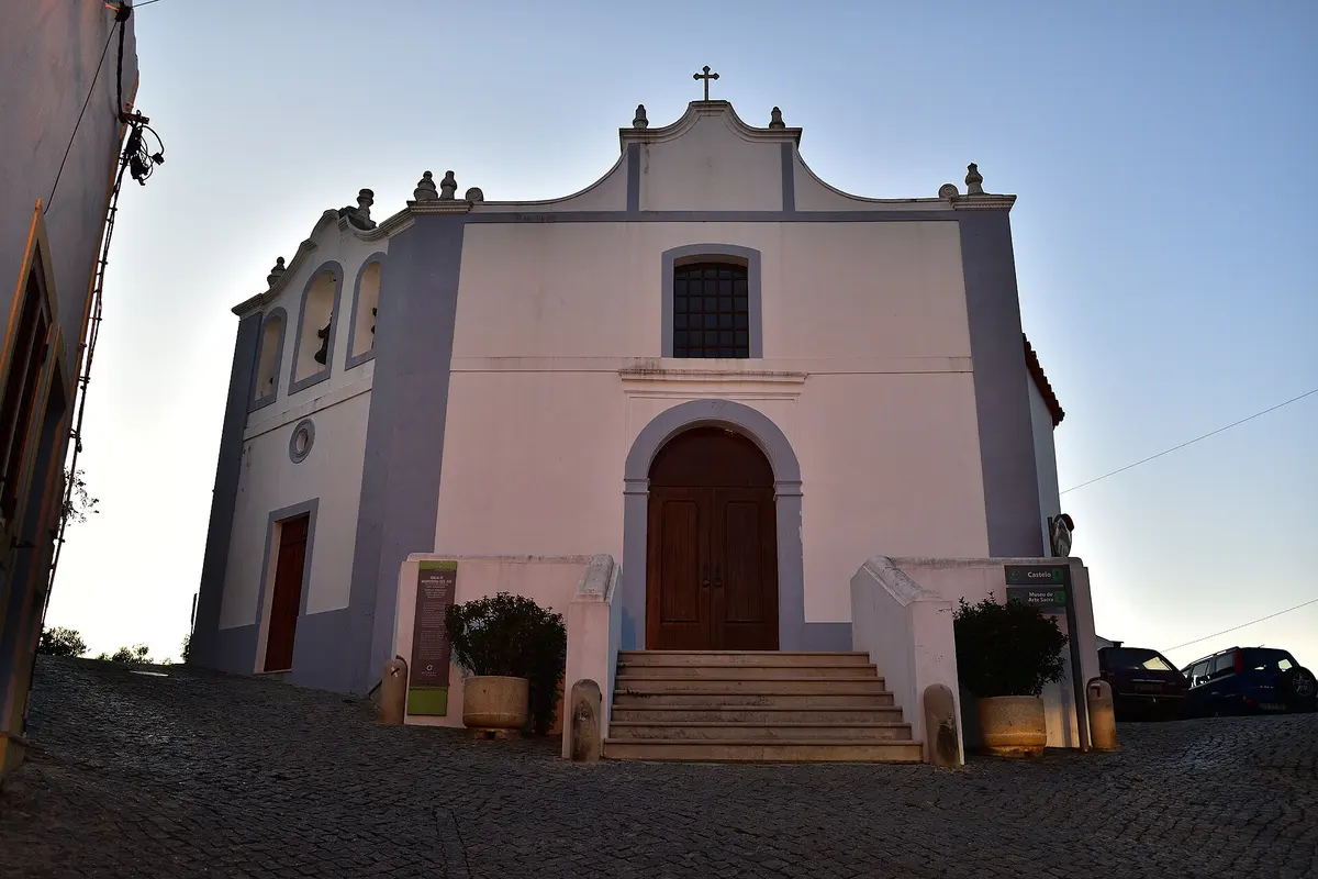 The entrance and curved pediment of the Misericórdia church in Aljezur