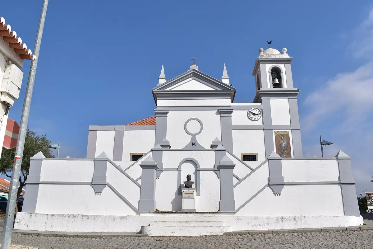 The white façade and decorative pediment of Aljezur’s main church in Igreja Nova