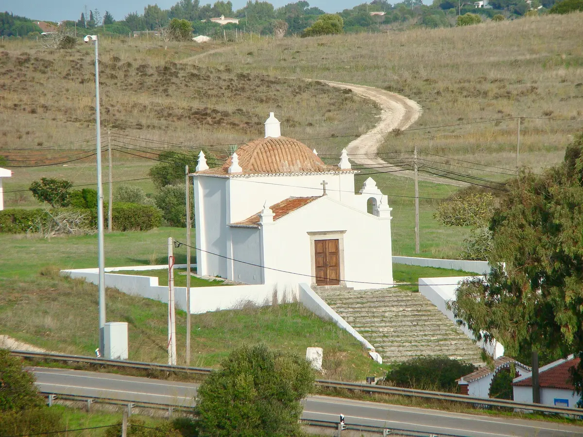 The small Santo António chapel beside the road near Budens