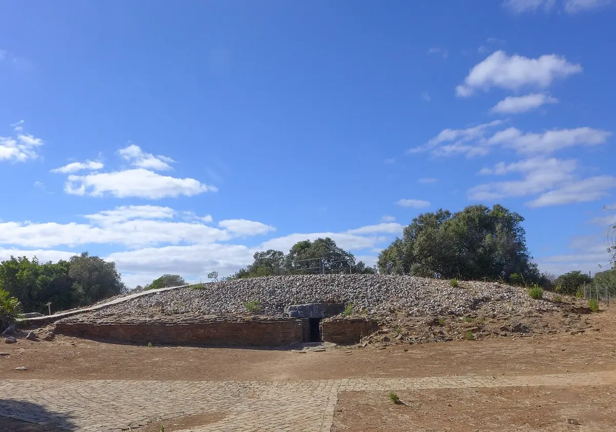 Stone mound and entrance of prehistoric monument 7 at Alcalar