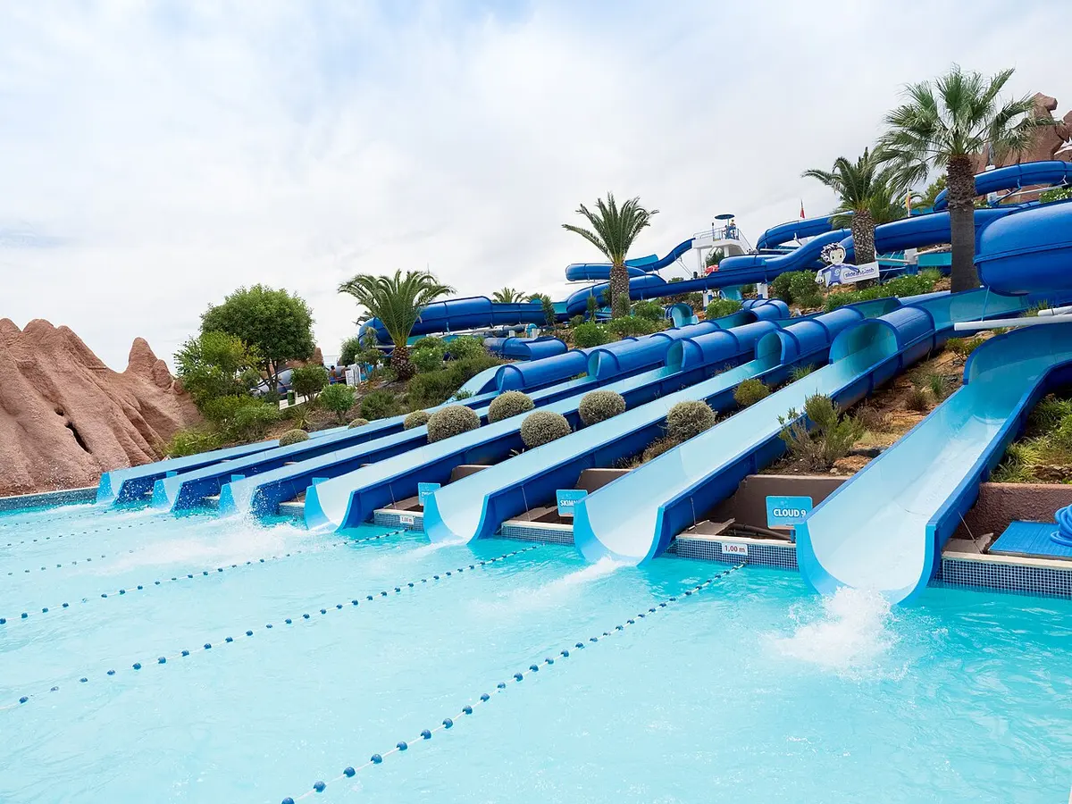 Blue water slides and their turquoise landing pool at Slide & Splash in Lagoa