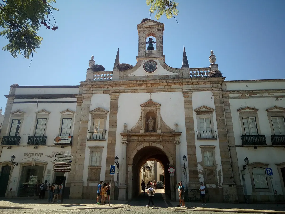 The Arco da Vila gateway in Faro
