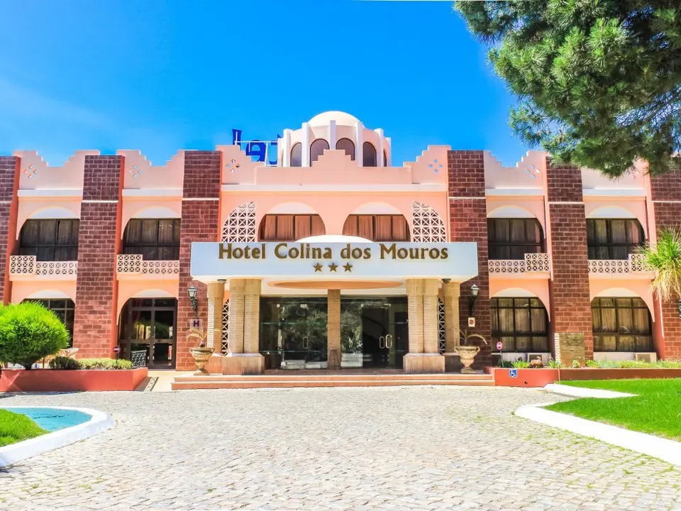 The hotel name above the red-brick entrance at Colina dos Mouros in Silves