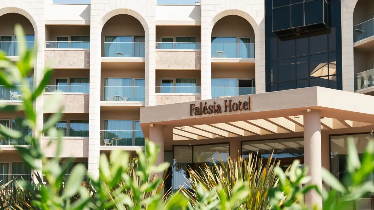 The entrance canopy and arched balconies of Falésia Hotel