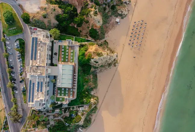 An overhead view of Hotel Alísios between the town road and Praia dos Alemães