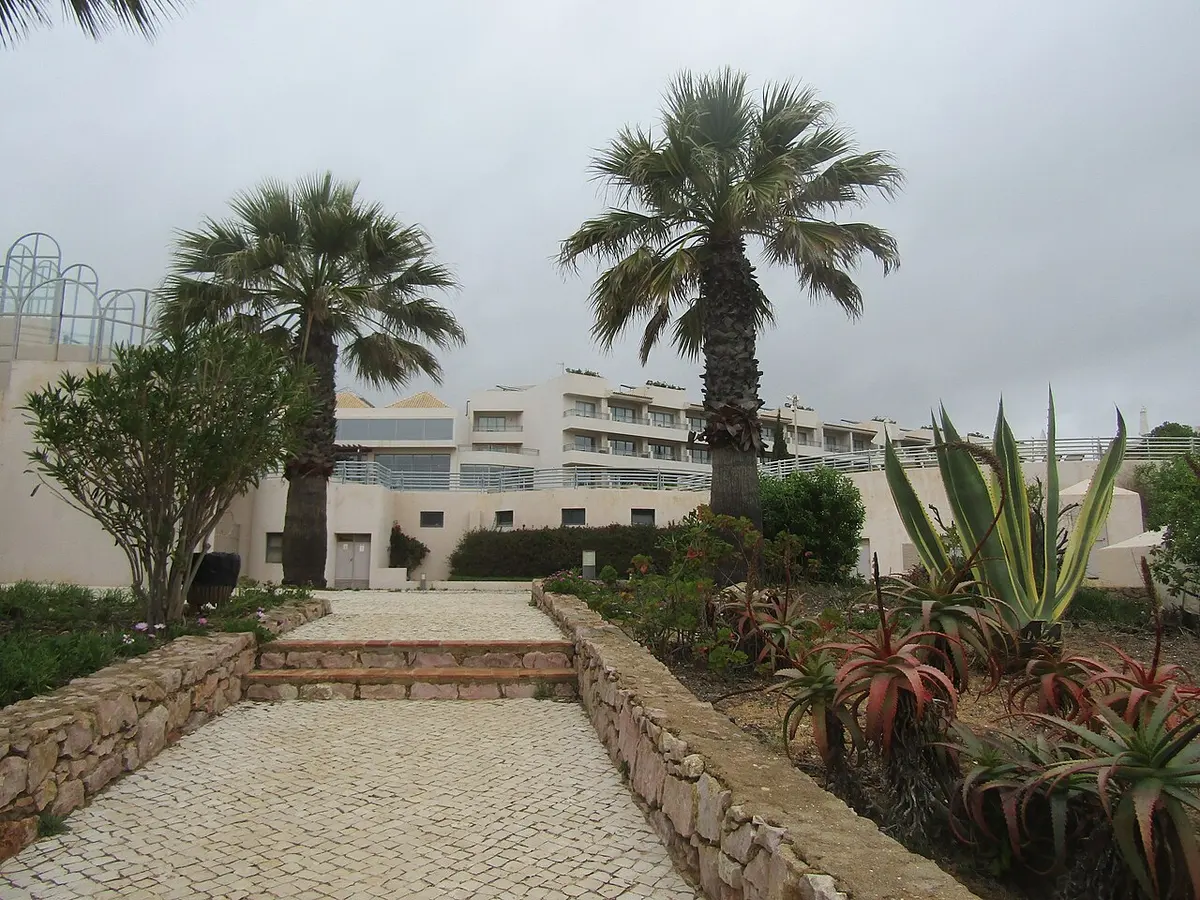 A garden path and palms leading towards Grande Real Santa Eulália in Albufeira