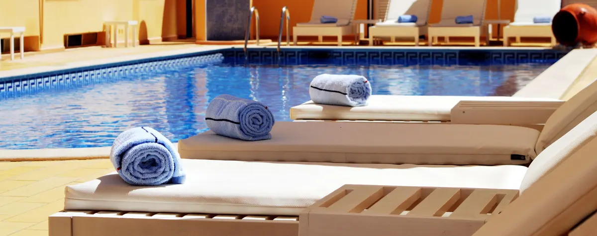 Pool and sun loungers at Hotel Apolo in Vila Real de Santo António
