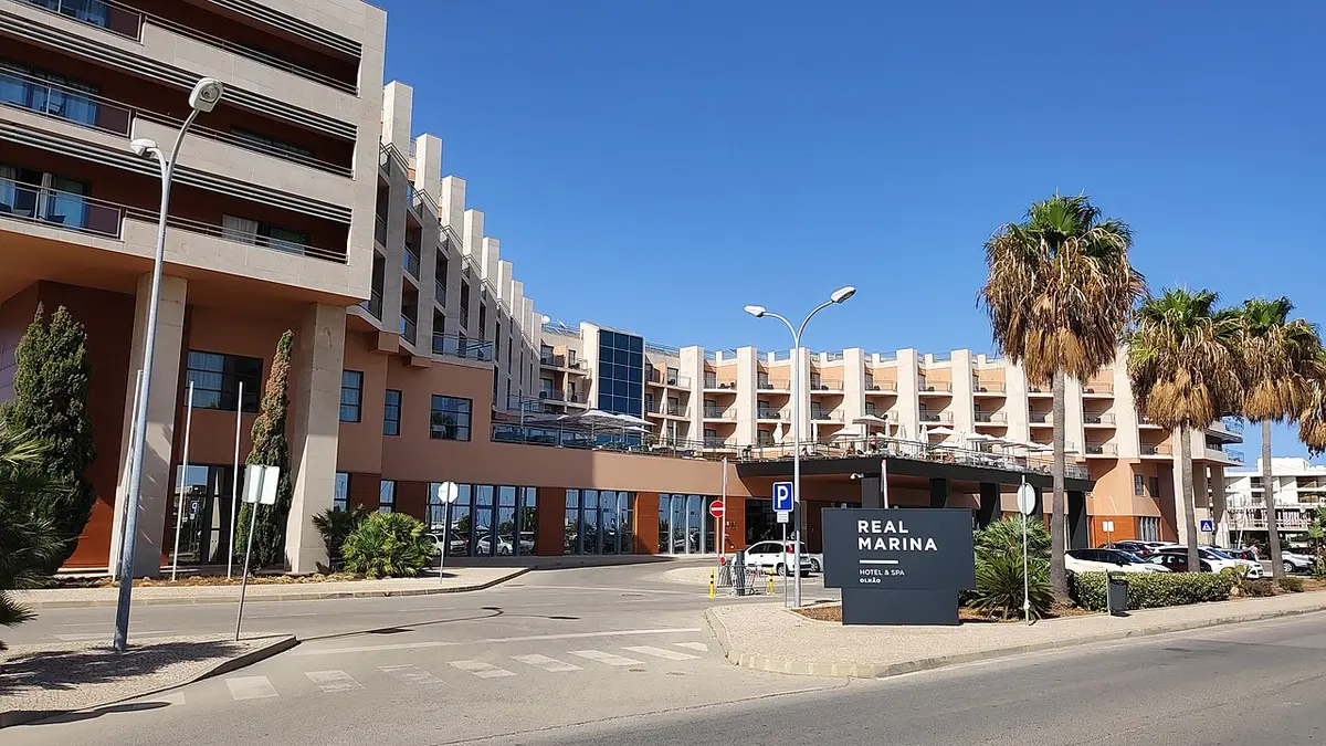 Entrance and curved façade of Real Marina Hotel and Spa in Olhão