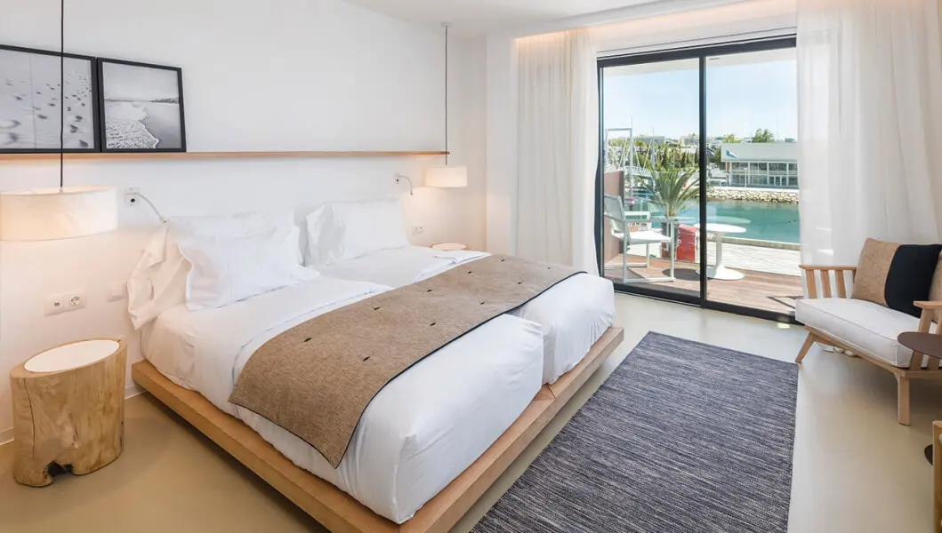 A guest room with a balcony at Lagos Avenida Hotel