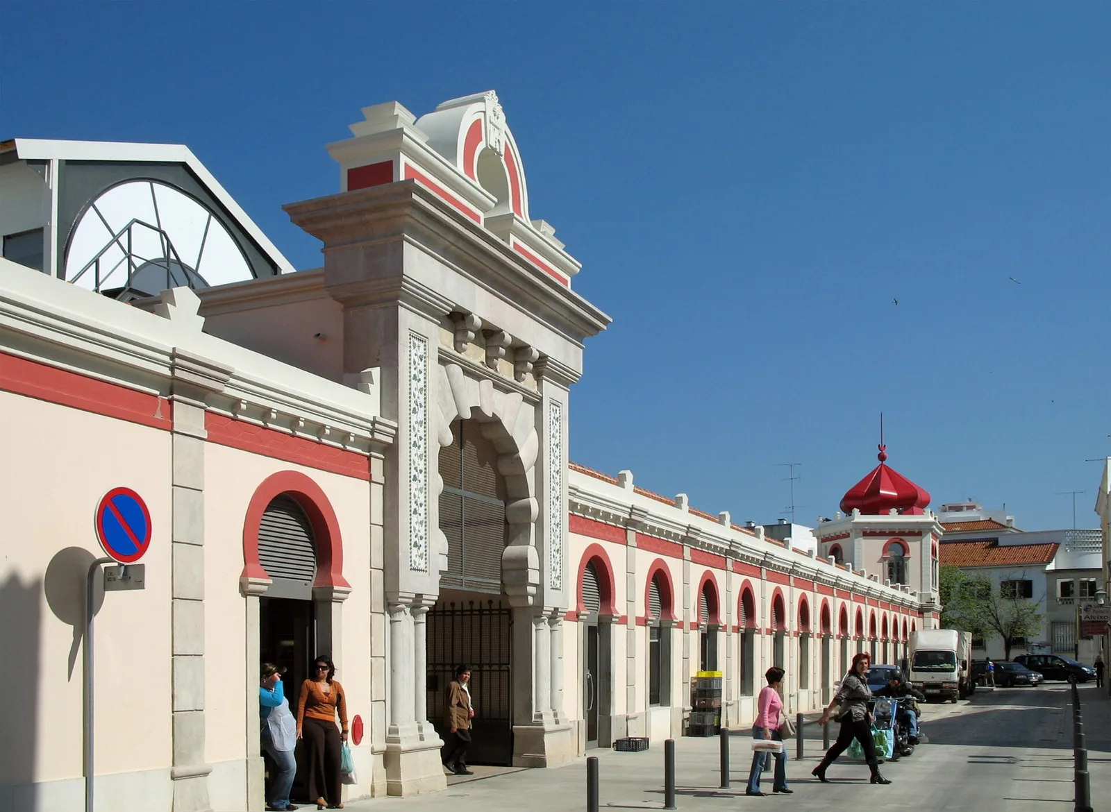 The red and white facade of Loulé municipal market