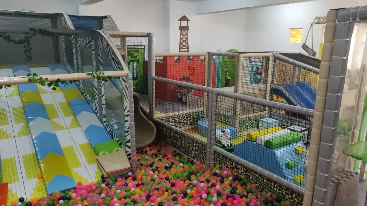 Slide, ball pit and enclosed soft-play structure at Tigre Feliz in Vilamoura