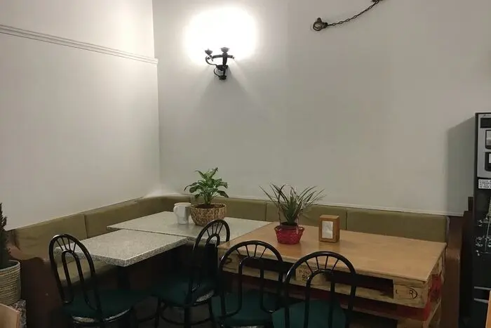 Tables and chairs in the dining room at A Alentejana in São Bartolomeu de Messines