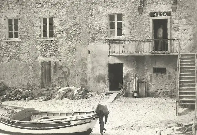 A historical black-and-white view of the A Ruína building beside the beach in Albufeira