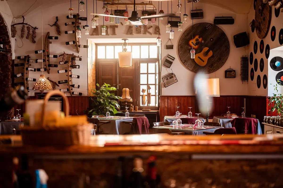 Dining room and bar at Art’aska in Silves