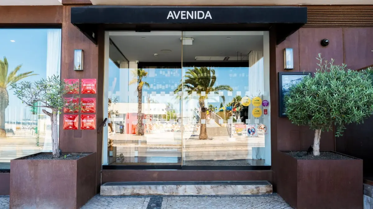 Glass entrance and Avenida sign at the restaurant in Lagos