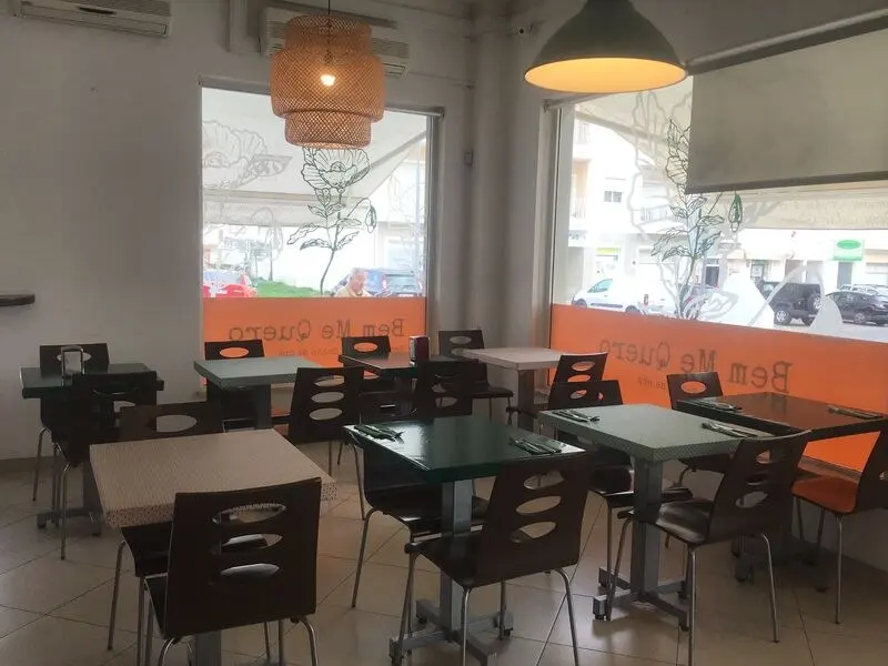 Indoor tables at Bem Me Quero in Almancil