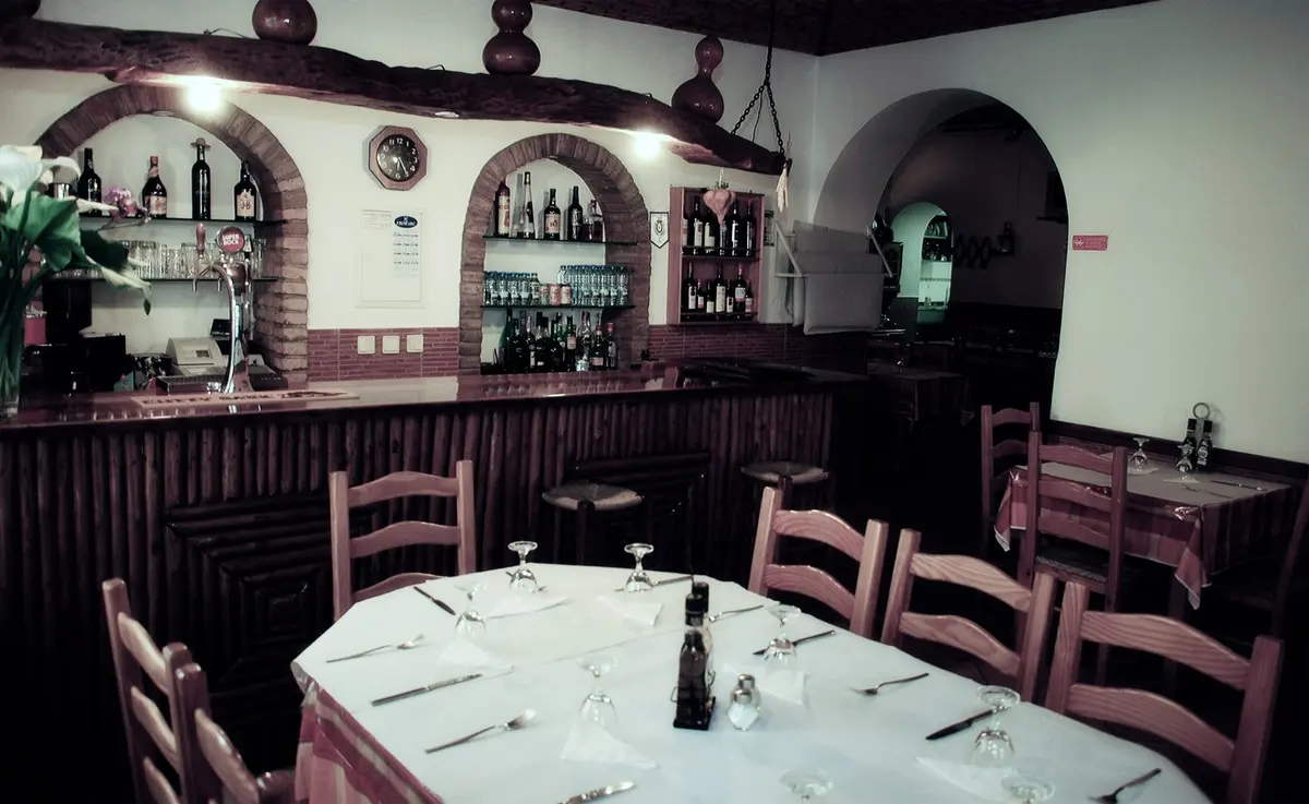 Dining room and bar at Restaurante Bocage in Loulé