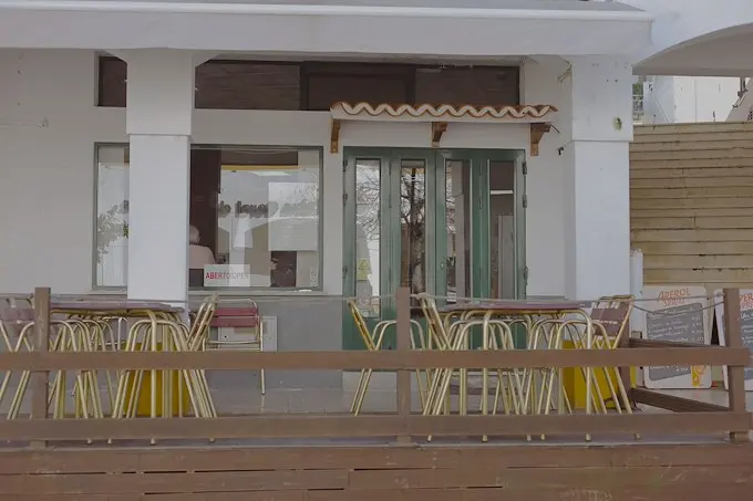 Outdoor tables on the terrace outside Camané, as identified in Alcoutim municipality’s venue listing.
