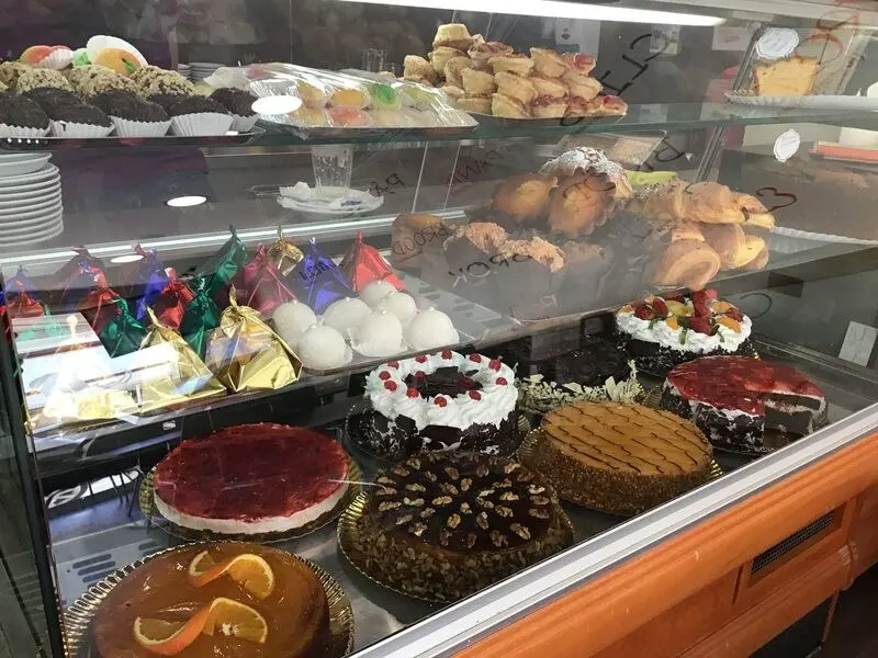 Cake and pastry counter at Destak Doce in Messines