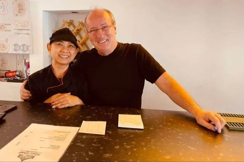Noki and Ged at Eat Thai – Craft Bar in Loulé