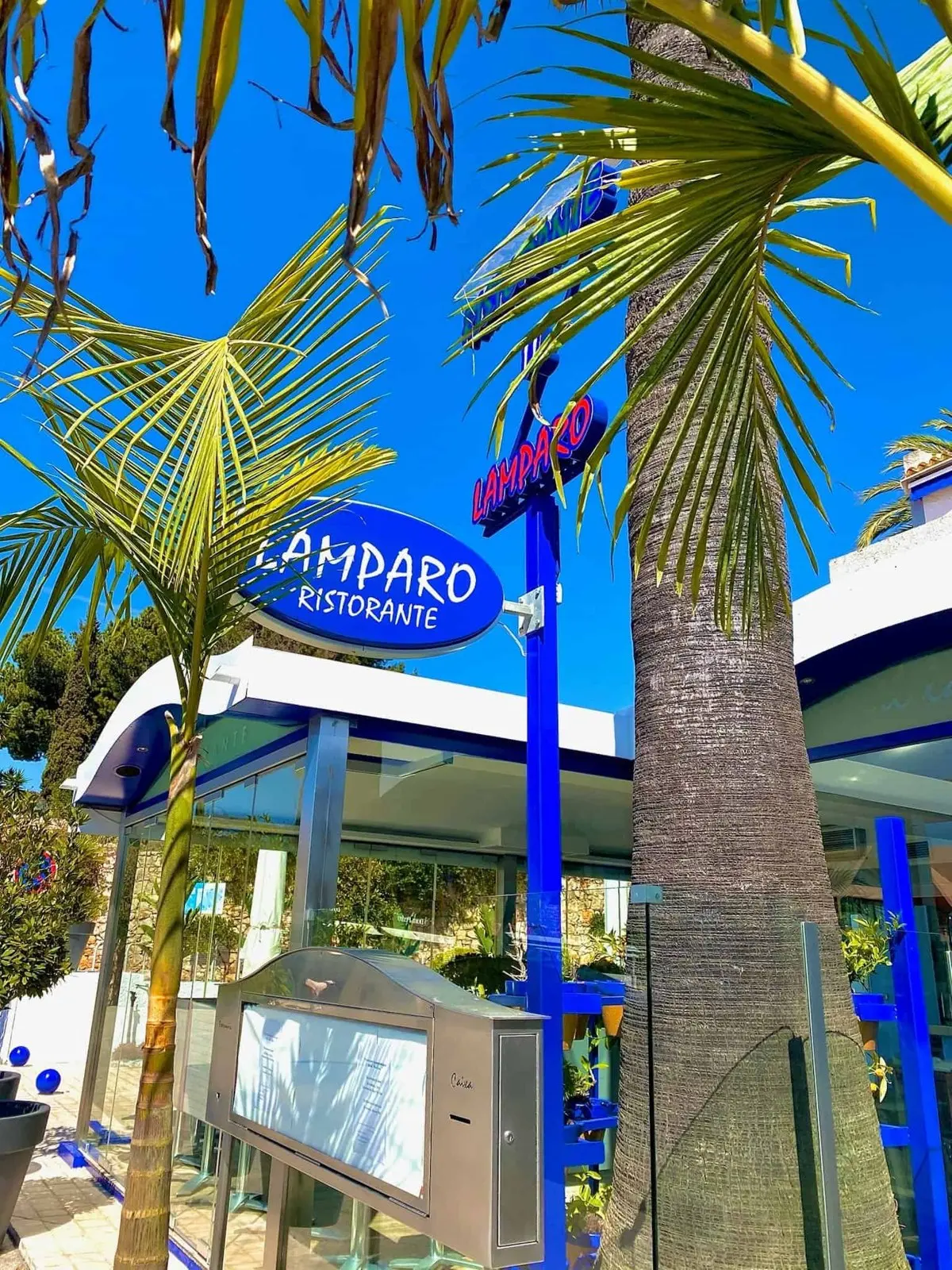 Entrance sign and terrace at Il Lamparo in Vilamoura