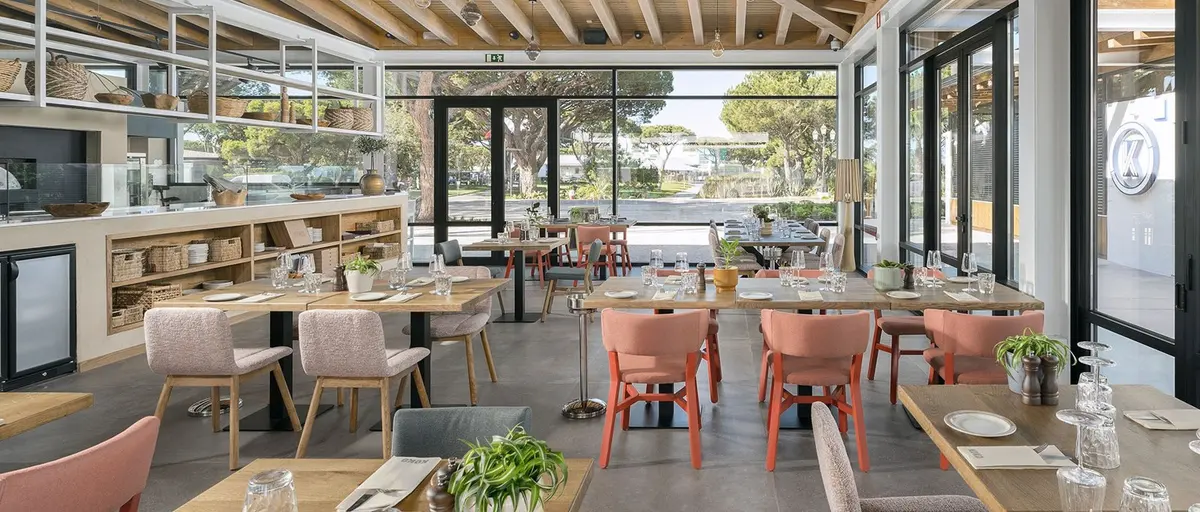 Dining terrace and café counter at KOKO in Quinta do Lago
