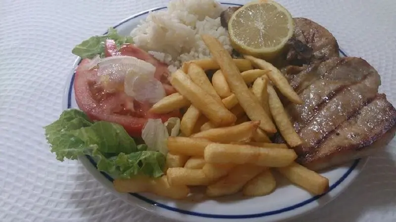 Grilled meat dish pictured by Lendas e Mitos in Silves