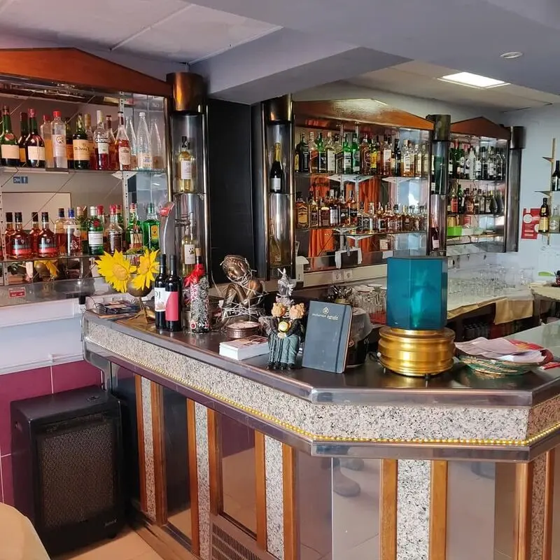 The restaurant bar and service counter from the São Brás Maharaja Patiala branch’s own gallery.