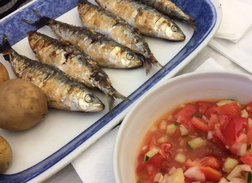 Whole grilled fish with potatoes and a tomato salad at Pont’a Pé