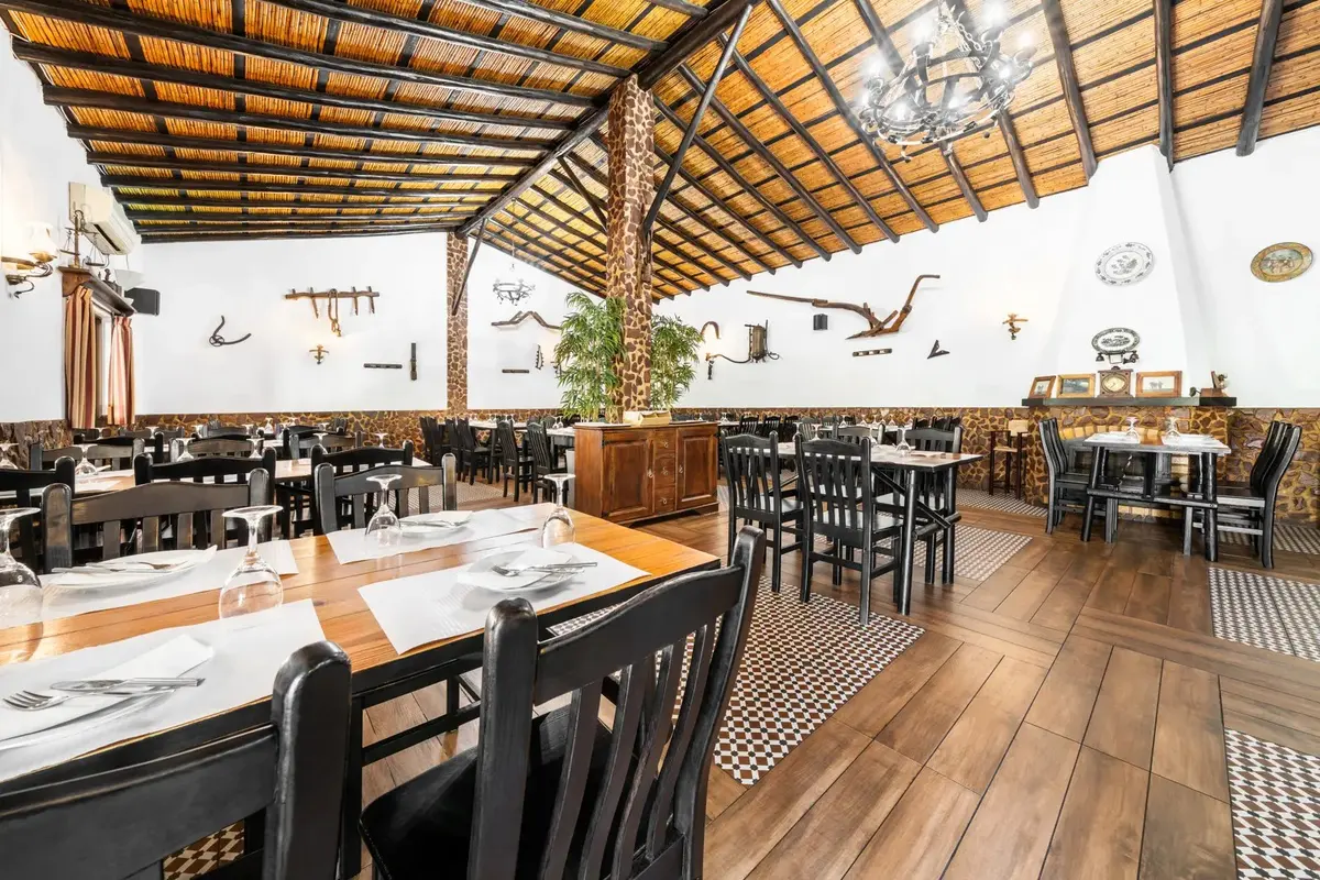 Rustic dining room at Recanto dos Mouros in Silves