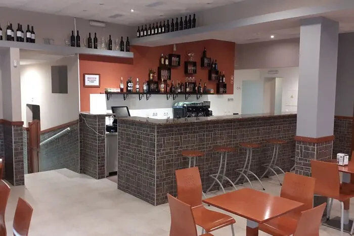 Dining tables and bar counter at Tá na Mesa in São Bartolomeu de Messines