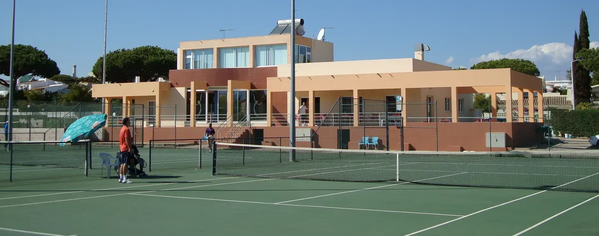 Tennis players on courts beside the Quinta do Eucalipto clubhouse