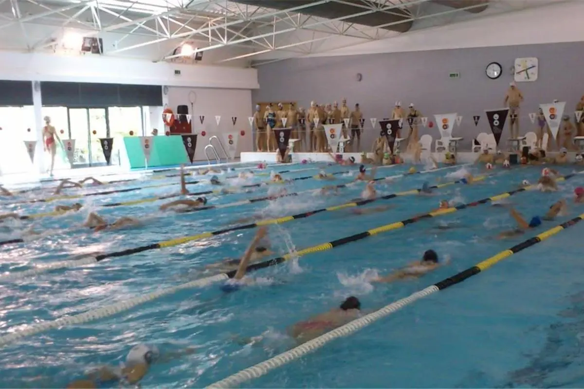 Swimmers training in lanes inside the Silves Municipal Pools complex