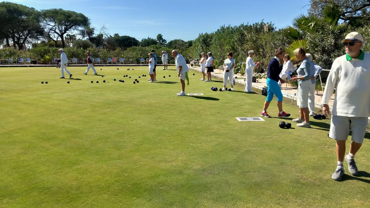 Players and bowls on the grass green at Valverde Bowls Club