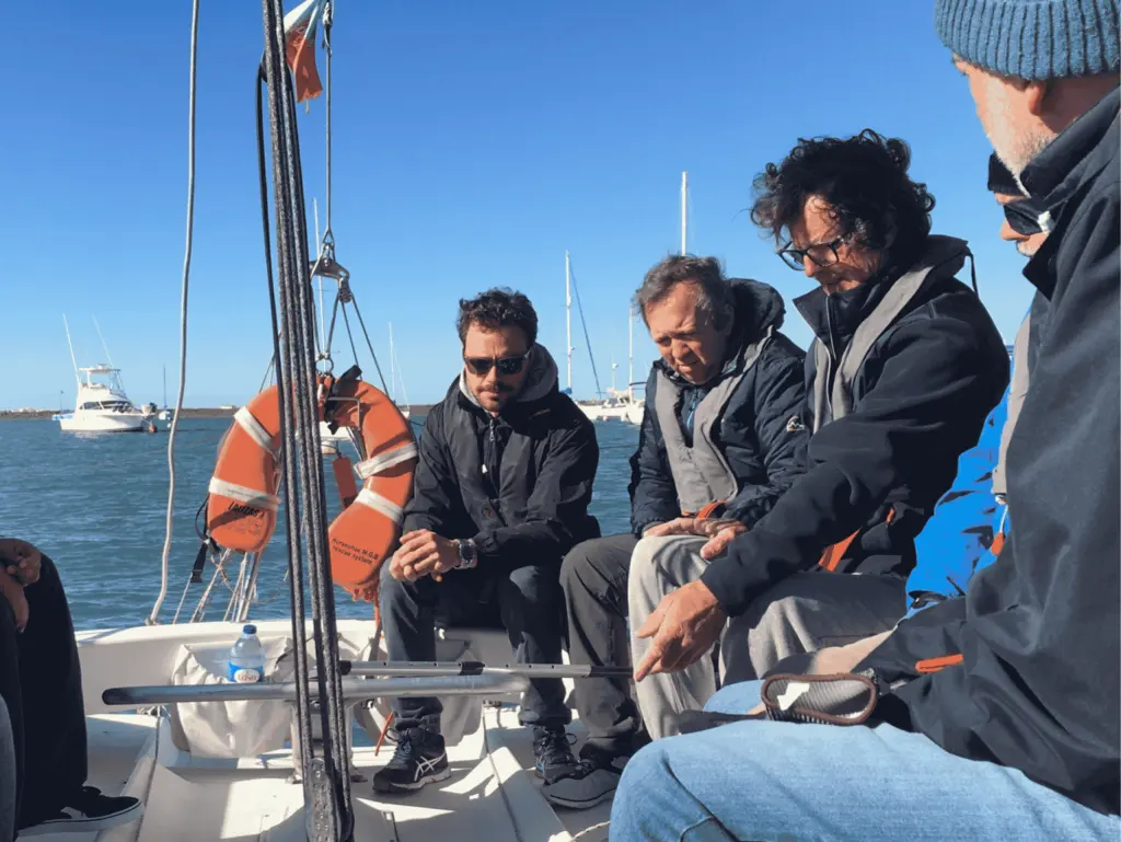 Adults aboard a sailing boat in the Faro club’s adult-course gallery