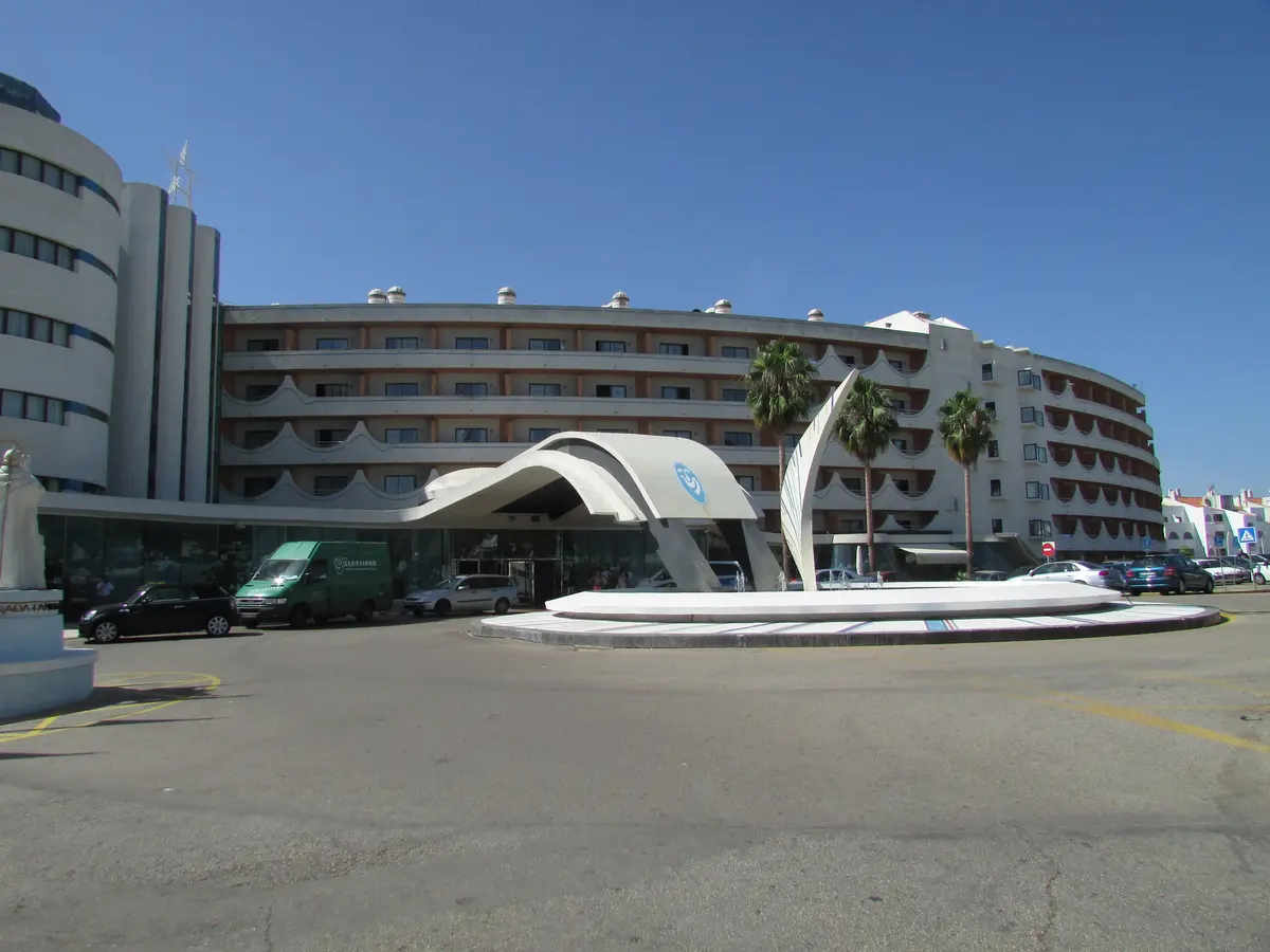Main entrance and curved facade of the Paraíso Albufeira building